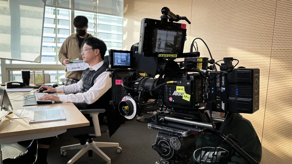 사무실 현장에서 ARRI 시네마 카메라로 촬영 중인 랩바모스 제작진