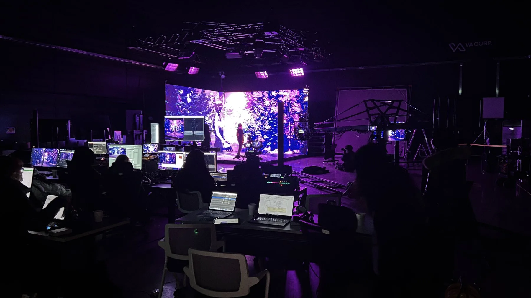 LED 월 버추얼 프로덕션 스테이지에서 진행 중인 XR 촬영