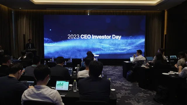현대오토에버 2023 CEO 인베스터 데이 — 파란 LED 화면 앞에서 발표를 듣는 참석자들